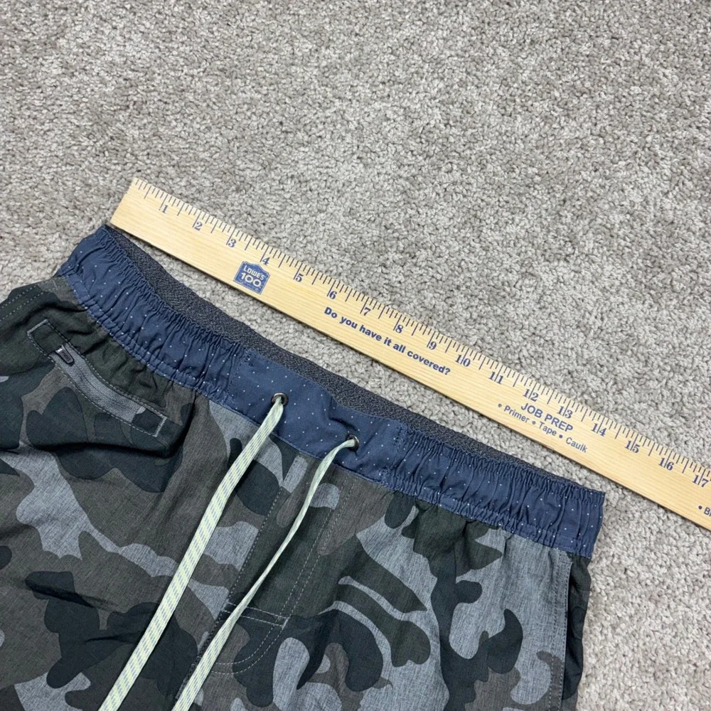 Vuori Mens Gray Camo Banks Shorts Six Nine Two Size L Large Performance Stretch
